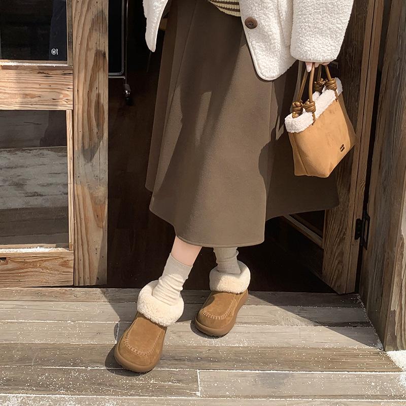 In the winter of 2025, the new French retro outer wear round head thick-soled snow boots for women are versatile and velvet warm short boots for women
