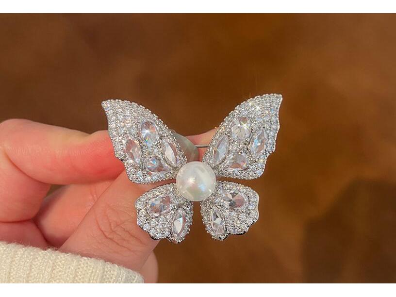 Elegant Butterfly Pearl Brooch - Women's High-End Niche Jewelry Pin