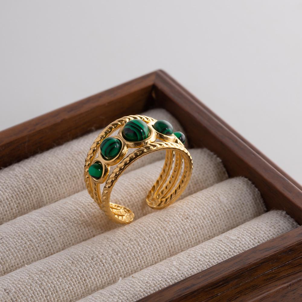 Klassischer minimalistischer offener Ring mit fünf grünen Malachitkreisen - Damenschmuck
