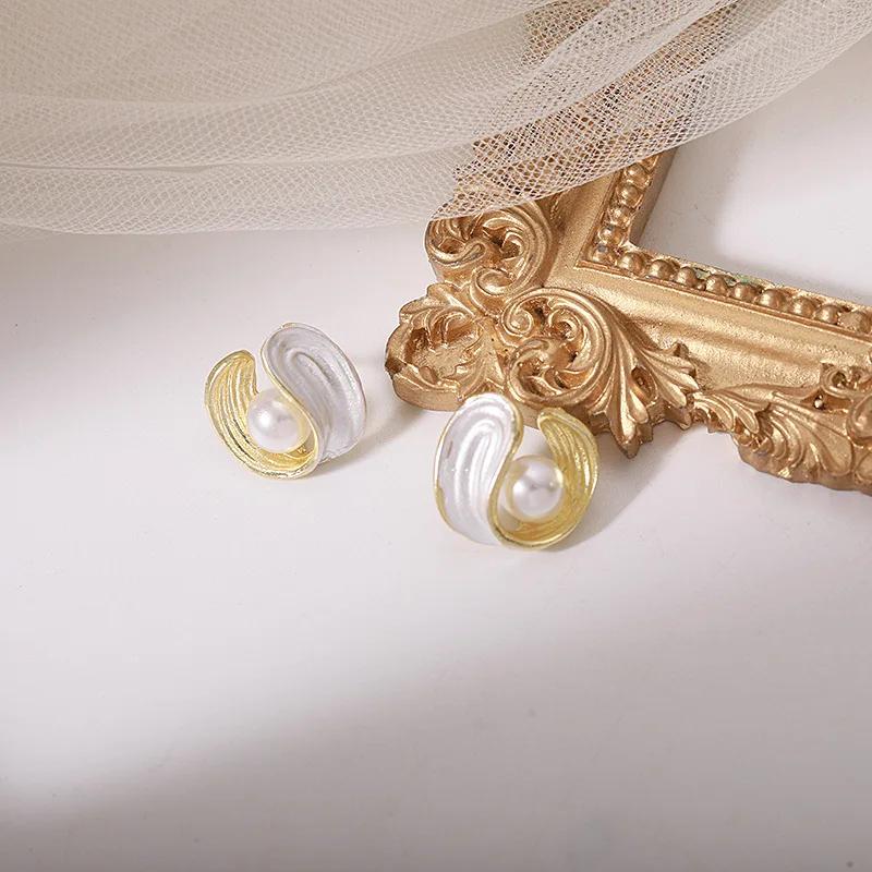 White Enamel Pearl Stud Earrings Vintage French Design Unusual Earrings for Women Minority Korean Fashion Ear Jewelry