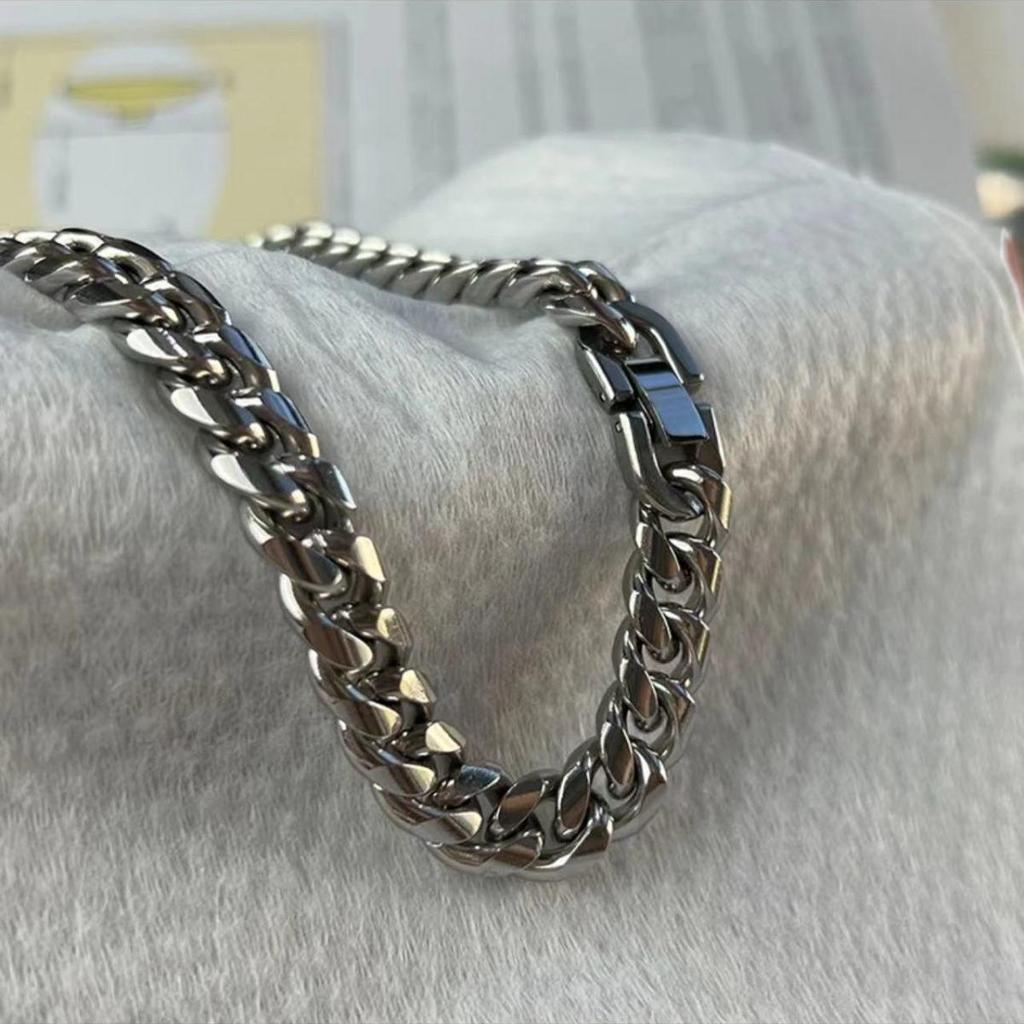 Elegant Pearl Necklace: Trendy, High-End Titanium Steel Clavicle Chain for Women