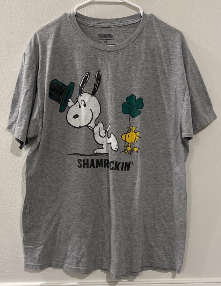 Peanuts Snoopy Woodstock Mens XL Gray Shamrockin St Patrick’s Day Tee Unisex T-Shirt XL