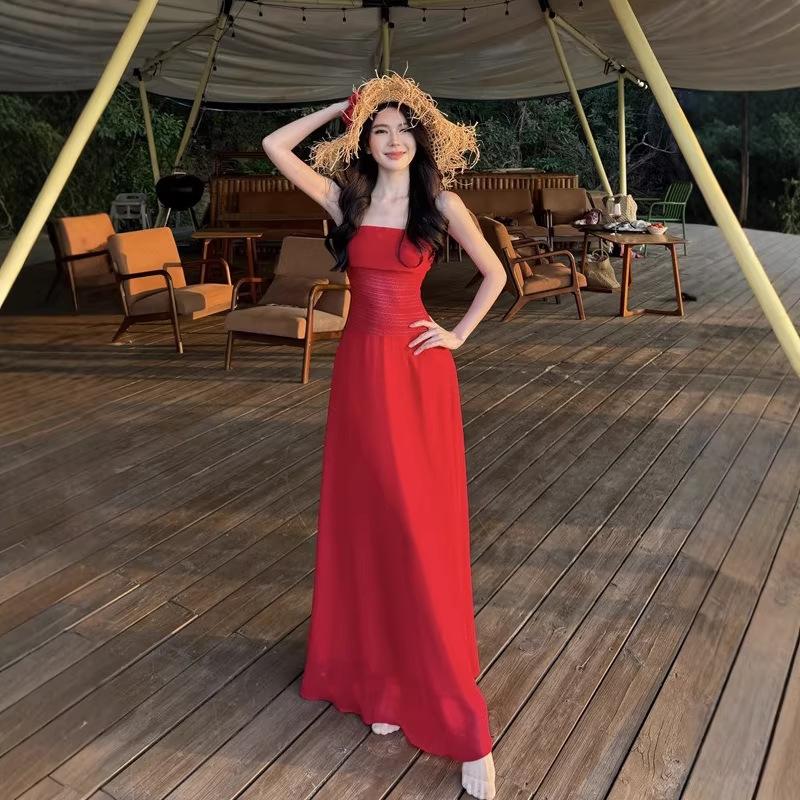 The dress is long and tall, and the light luxury niche women's dress can be worn at ordinary times. The banquet temperament halter dress reaches