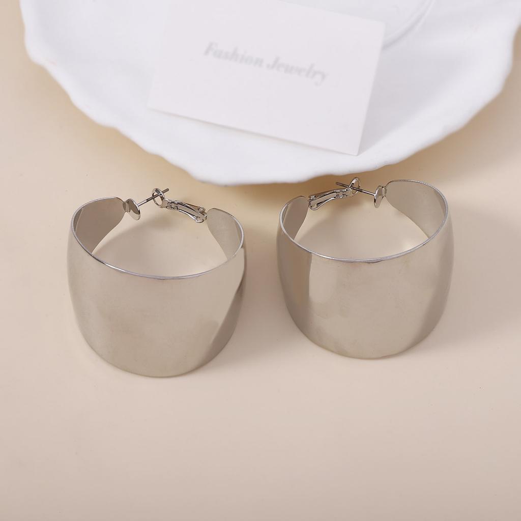 Exaggerated wide geometric ring ear buckles, Hong Kong-style retro landscape C-shaped earrings