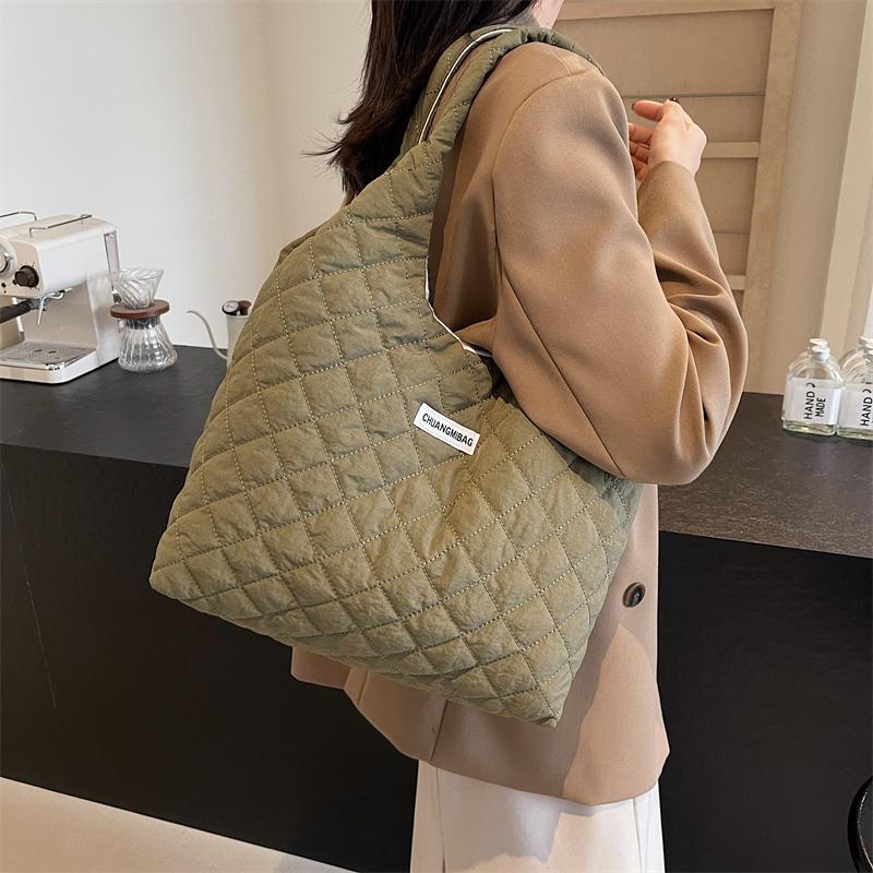 Однотонная сумка через плечо для женщин — фото 4