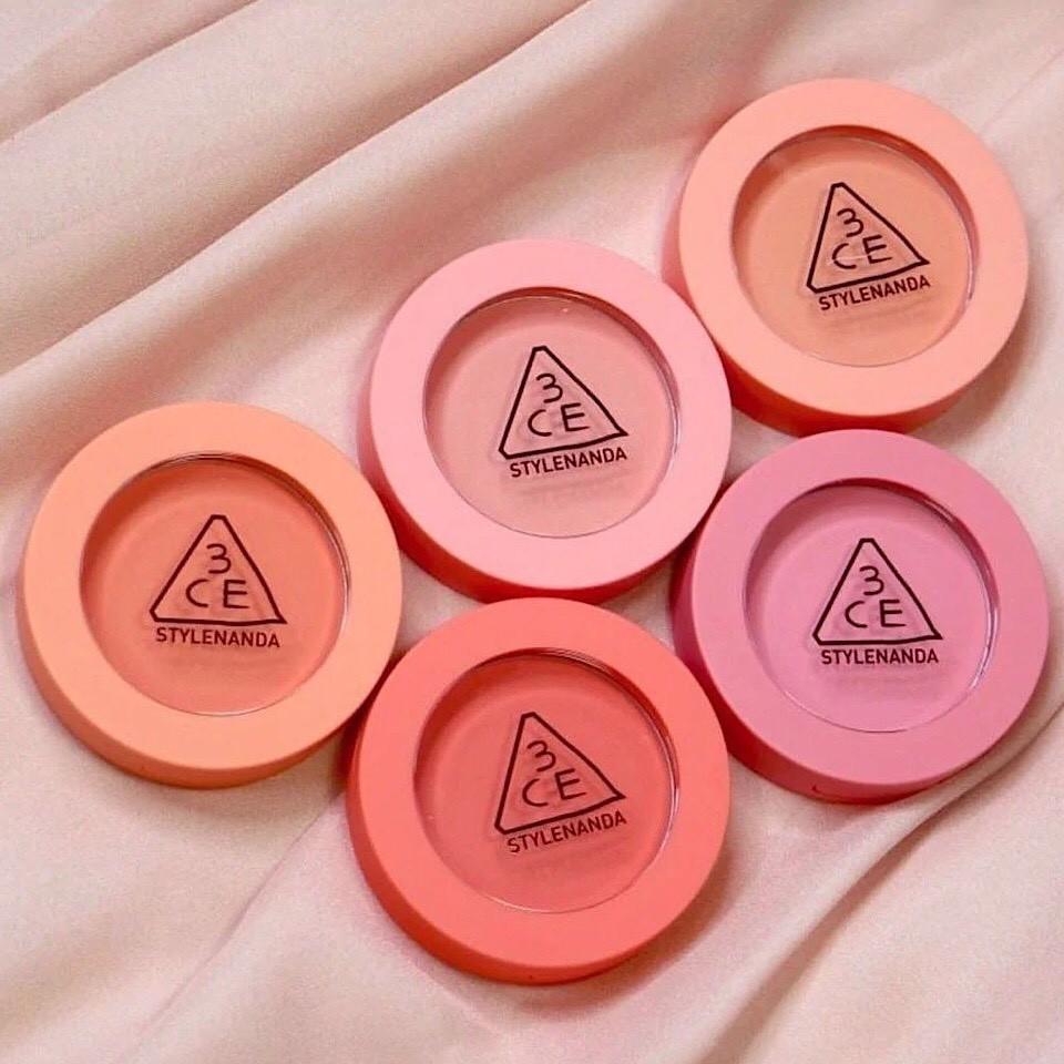 Blush viso 3CE, pigmenti traslucidi leggeri, texture liscia come la seta, facilmente sfumabile, colorito dall'aspetto naturale.