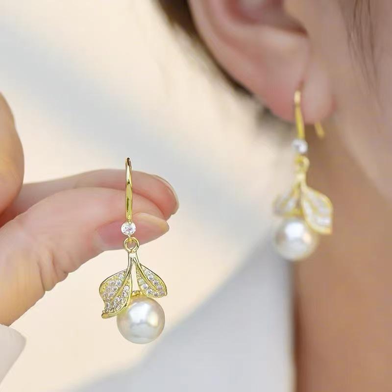 Korean Pearl & Rhinestone Leaf Earrings: Luxury Versatile Ear Hooks for Women