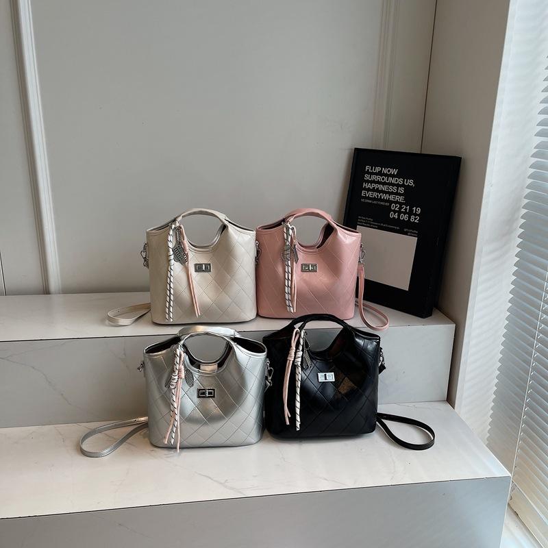 2025 new commuter bucket bag women's rhombus simple handbag bag niche fashion trend messenger bag