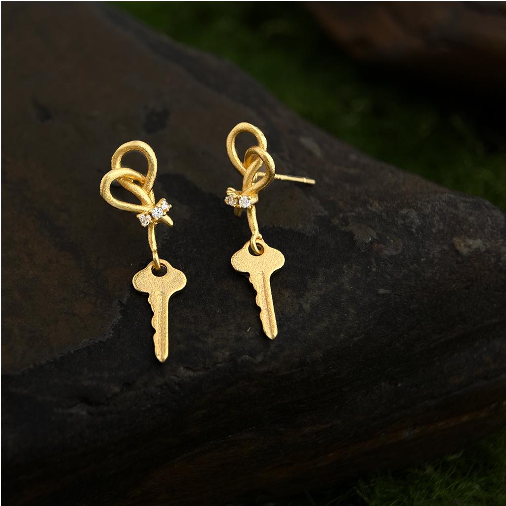 

18k Gold Matte Sandblasted Key Rope Knot Zircon Earrings