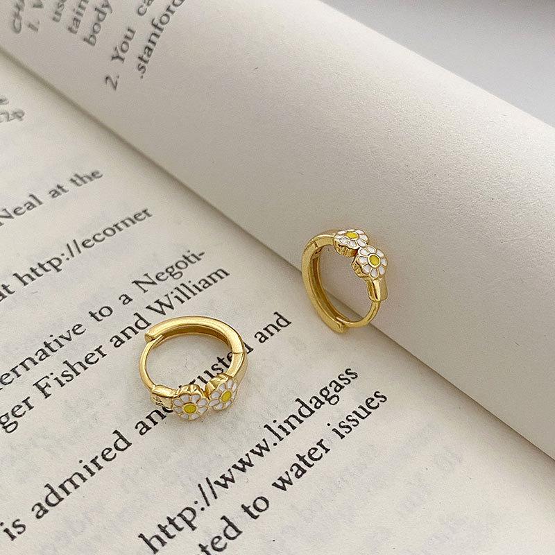 

Милые маленькие свежие ромашковые серьги-пряжки с цветами, летние модные маленькие студенческие тренды