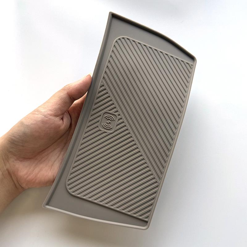 Pad de silicon pentru încărcare wireless Volvo XC90 pentru modificare interioară - Antiderapant, Compatibil cu 26 de modele