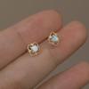 Heißer Verkauf Koreanische Version von kleinem frischem vierblättrigem Klee weißem Opal hohle Blume Ohrstecker Ohrringe für Frauen Retro Ohrschmuck