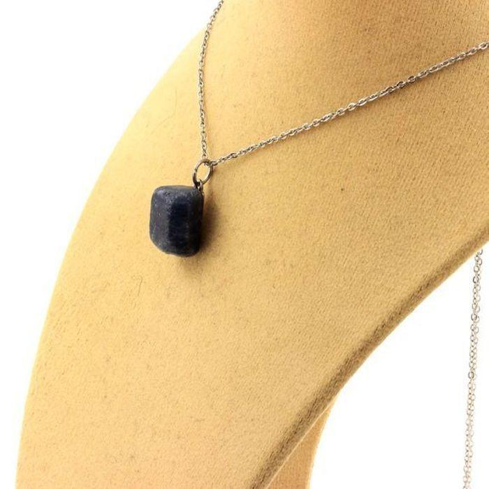 Pierres et Minéraux. Collier Saphir brut. 14.28 ct. Zazafotsy, Ihorombe, Madagascar.