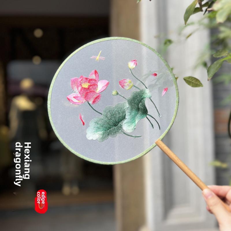 

Двусторонний вышитый круглый веер «Золотой пион» — символ семейной гармонии и благополучия, декор старинного костюма.