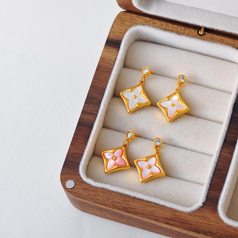 Retro Four-Leaf Clover Mother-of-Pearl Versatile Earrings