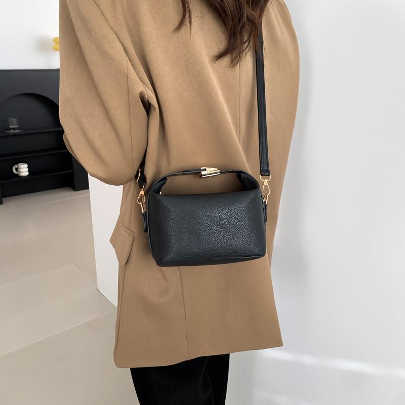 Stylish 2023 Winter Korean Fashion Handbag Elegant Pu Leather Shoulder Bag With Zipper