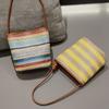 2025 Neue regenbogenfarbene gestreifte gewebte Brotdosentasche Raffia Achseltasche modische Schulter-Umhängetasche Echtleder Damen Tasche