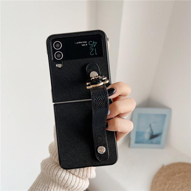 

Чехол из искусственной кожи с милым медведем и выдвижным ремешком на запястье для Samsung Galaxy Z Flip 4 Z Flip 3 5g, противоударный чехол Z Flip4 Zflip3 Galaxy Z Flip 3 чёрный