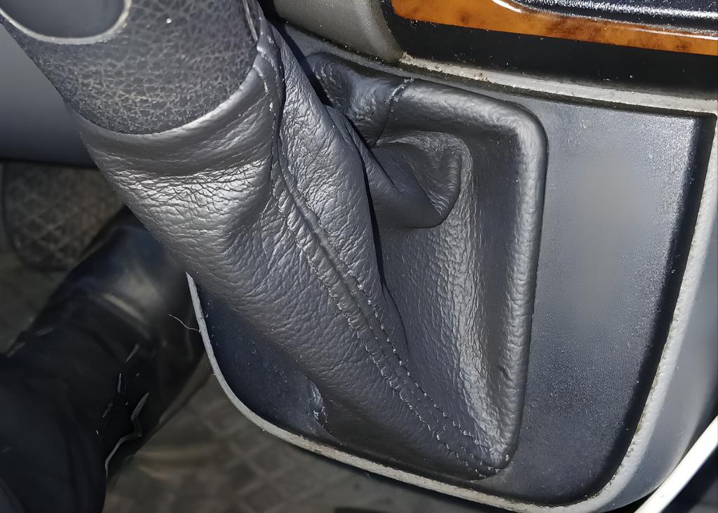 

Gearbox cover (leather) Mechanics for Volkswagen Crafter 2006-2016