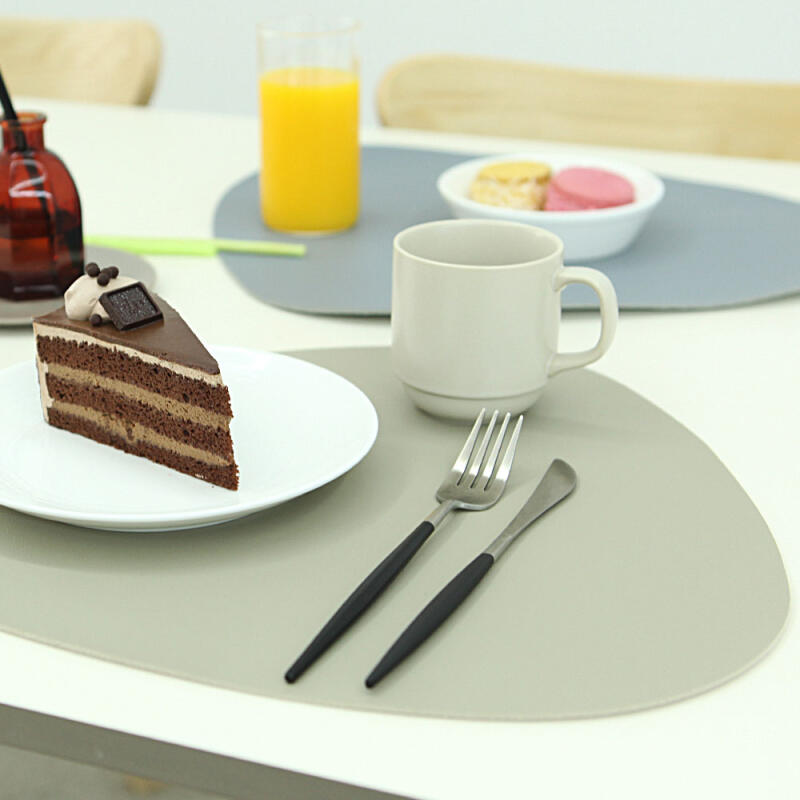 

3-pack of non-slip faux leather table mats beige