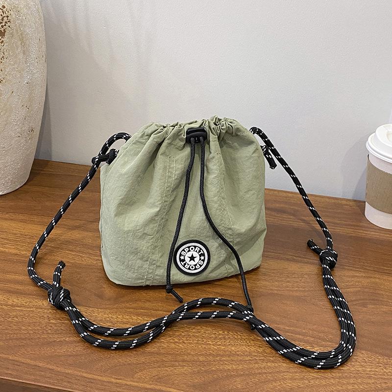 Large capacity, lightweight and simple portable bucket bag, casual niche sports style shoulder bag, fashion messenger women's bag