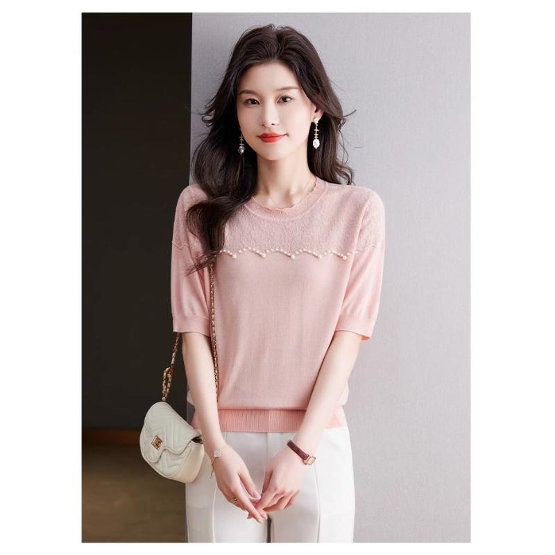 Haut en maille à manches courtes et col ondulé pour femme, orné de perles, idéal pour les trajets quotidiens.