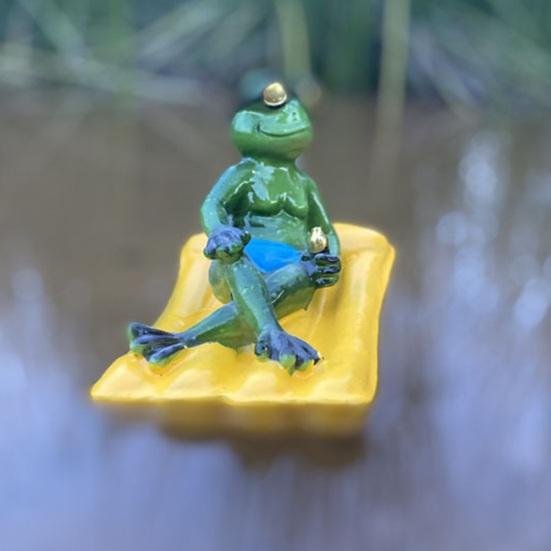 Floating Resin Frog Figurine Funny Frog on A Pool Float Statue for Outdoor Garden