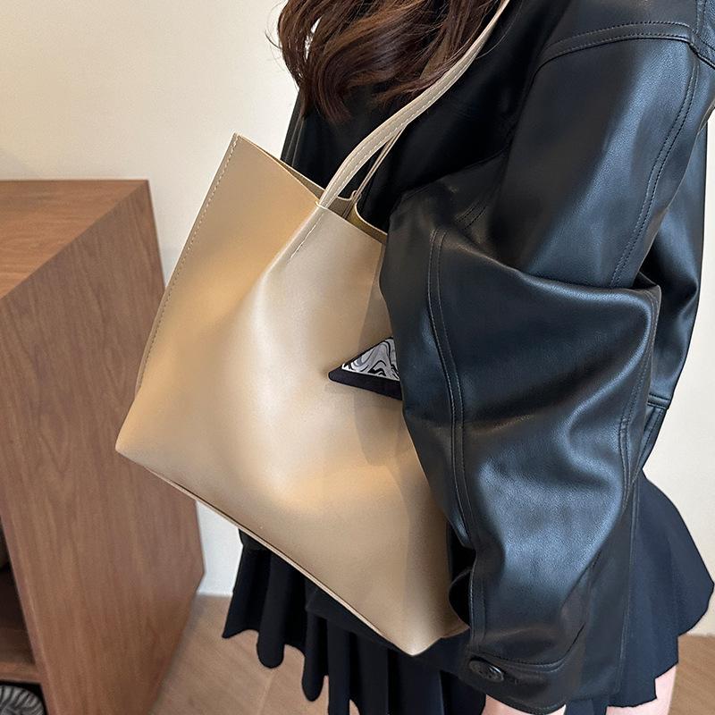 Сумка однотонная с текстурой 2026 года большая вместимость ретро новая наплечная сумка темперамент повседневная нишевая подмышечная наплечная сумка хаки