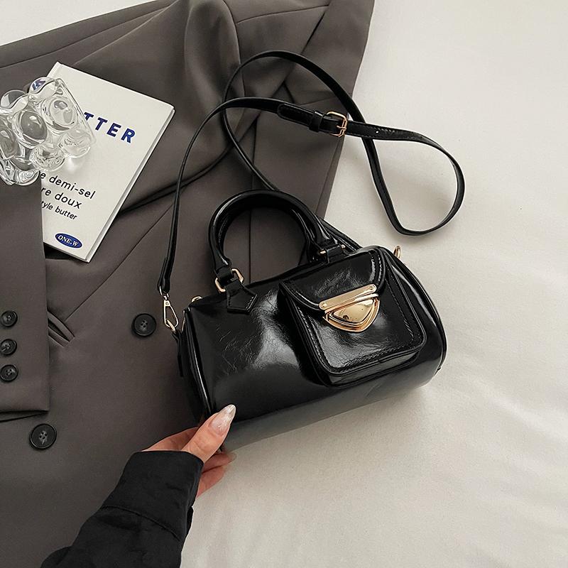 Women French Retro Red Handbag Y2K Style Motorcycle Soft Leather Round Bucket Bag Autumn Winter New Commuter Crossbody Bag