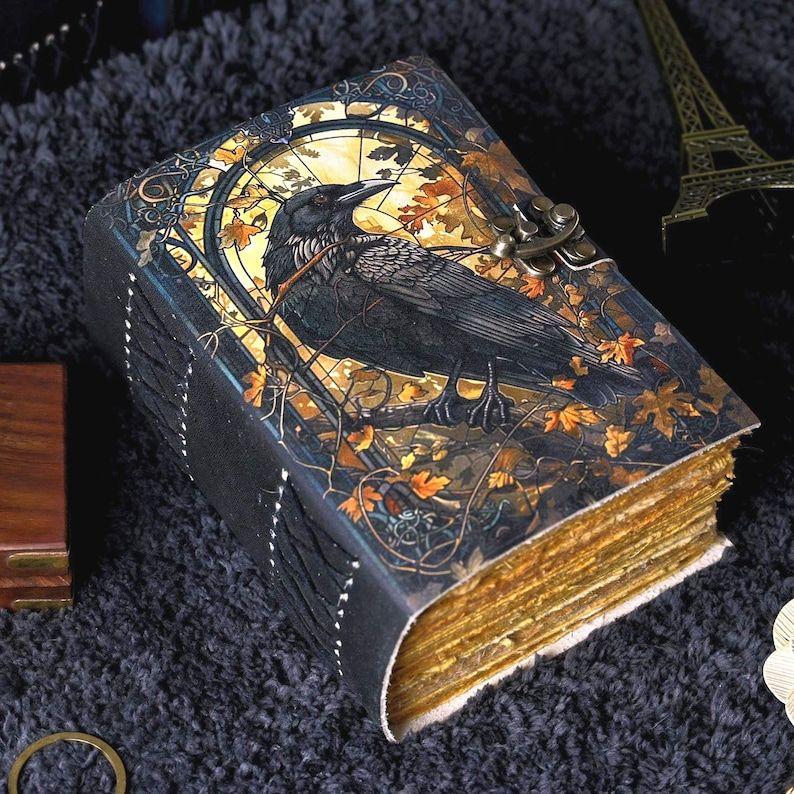 

Кожаный журнал на 400 страниц Готический блокнот Принт «Ворон Гримуар» - Винтажная книга теней ручной работы Журнал для колдовства Подарки для мужчин 7 x 5 in