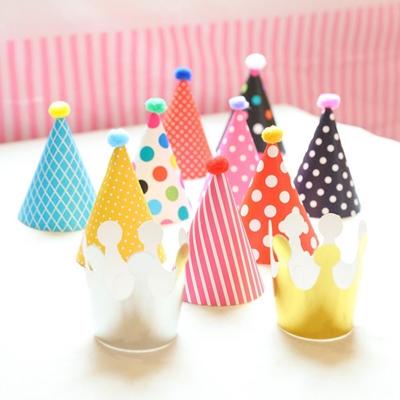 Geburtstagsparty-Hüte mit Polka Dots und Pompons Buntes Geburtstagshut-Set DIY Handgemachte Papierparty-Kegelhüte Jungen Mädchen Geschenke