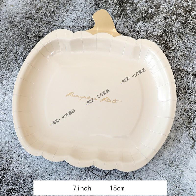 Zestaw zastawy stołowej na imprezę tematyczną Halloween: Obrus dyniowy, Talerzyki i kubki jednorazowe