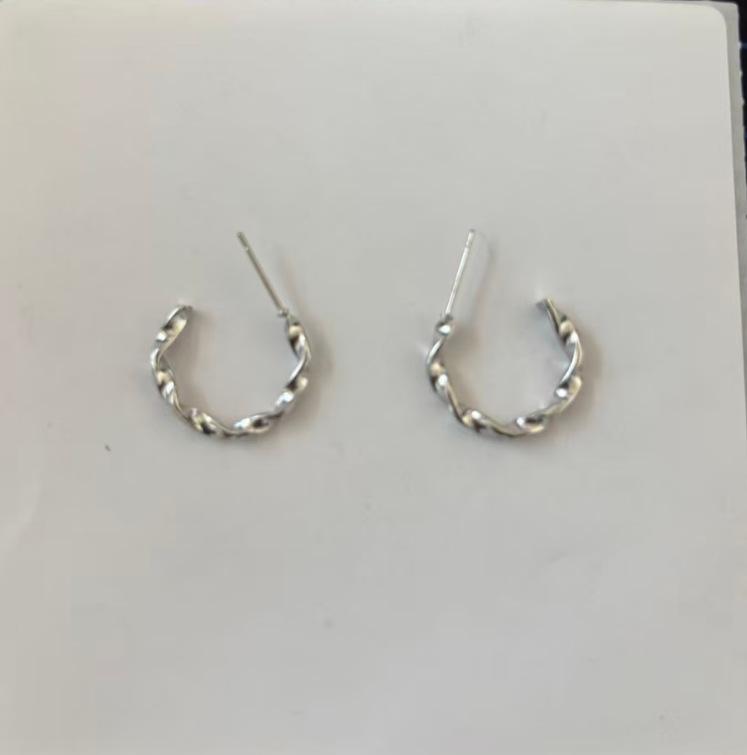 Korean Style Geometric Twisted Heart Earrings: Light Luxury Multi-Layer Niche Ear Jewelry for Women