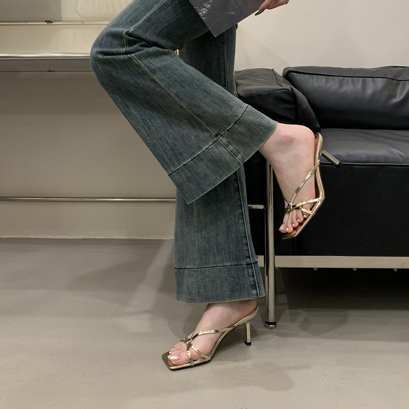 Nischen-Sandalen mit dünnen Riemchen, quadratischer Spitze und offenen Zehen, mit hohen Absätzen, Mädchen, Frühjahr und Sommer 2025, neu, Ein-Wort-Riemchen, dünner Absatz, temperamentvoll, leichte Mund-Slipper