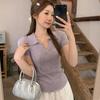 Damen Sommer Polo-Kragen Off-Shoulder Gestricktes Kurzarm-T-Shirt, Ein Neues Schlankes Oberteil mit Knopftextur
