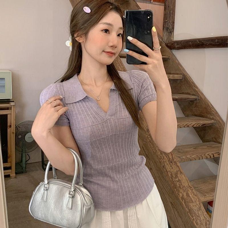 T-shirt a maniche corte in maglia con colletto polo e spalle scoperte per l'estate da donna, un nuovo top aderente con texture a bottoni
