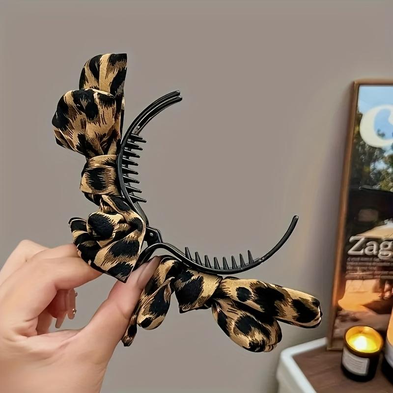 A Leopard Print Hair Clip Made of Plastic, Plasticfor Women, Featuring A Non-Feather Design Suitable for Various Hairstyles