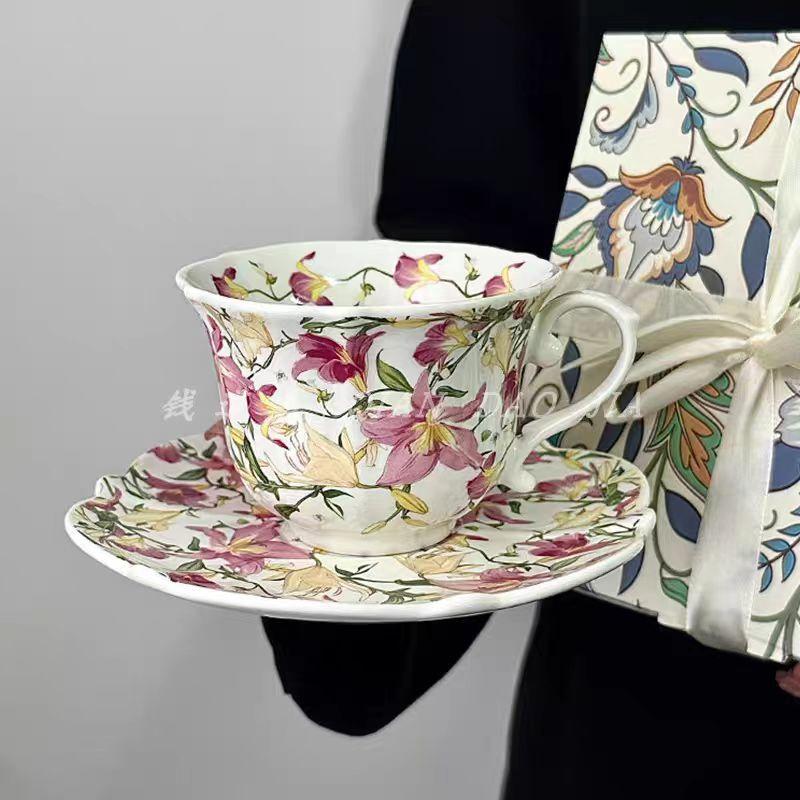 

Высокоценный ретро французская керамическая чашка Лилия Масляная живопись Кофейная чашка с блюдцем Набор для послеобеденного чая Кружка для латте 240ml