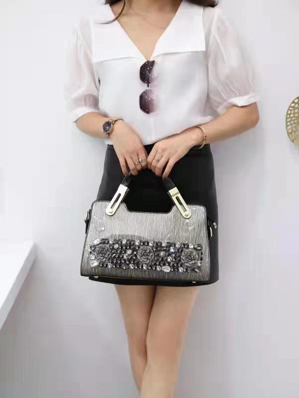 Bag Women S Large-Capacity Middle-Aged Women S Bag Mother Bag Patent Leather Handbag Messenger Bag светло-серый