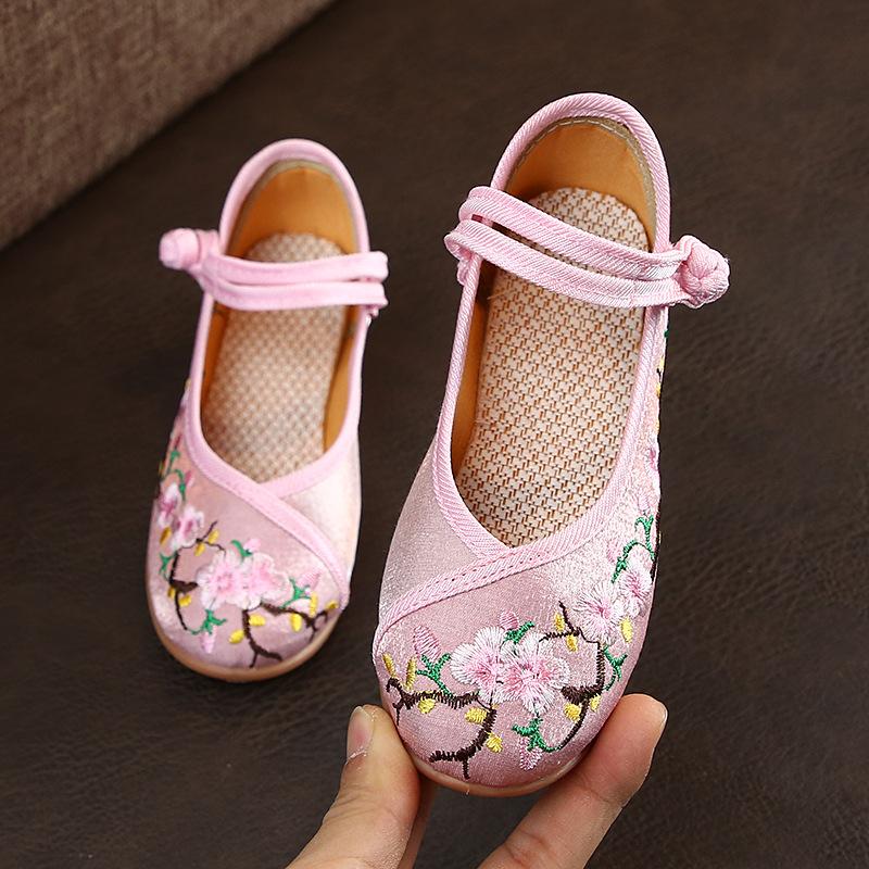 

Весна, лето и осень новая вышитая обувь тканевая обувь обувь для девочек мягкая подошва нескользящая обувь для выступлений универсальная модная обувь для выступлений 35