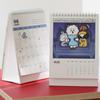 BT21 2026 Stolní kalendář s bonusovým arch samolepek – Oficiální K-pop postavička stojící plánovač
