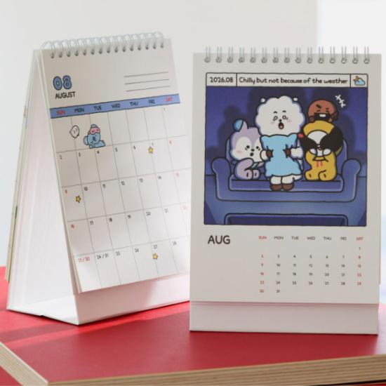 BT21 2026 Stolní kalendář s bonusovým arch samolepek – Oficiální K-pop postavička stojící plánovač