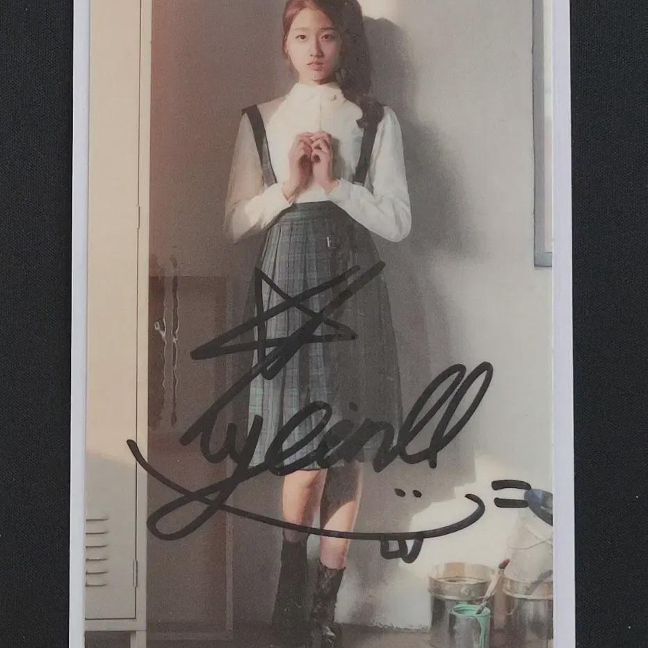 

Автограф Lovelyz Yein