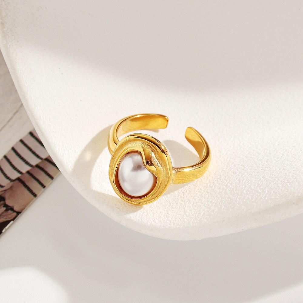 Anello da Donna Ying Tai in Oro 18K: Acciaio Inossidabile Titanio, Perla Sintetica, Geometrico, Lucidatura Speculare, Inalterabile.