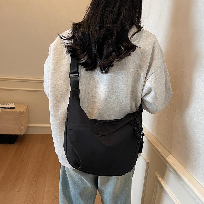 Fashion girls class messenger bag simple large capacity shoulder bag Japanese ins niche commuter dumpling bag