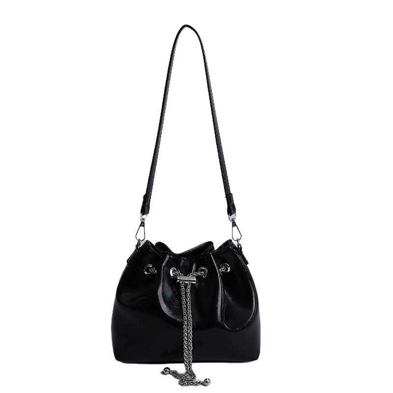 2025 new niche design bucket bag personality atmosphere fashion high value simple oily shoulder messenger bag