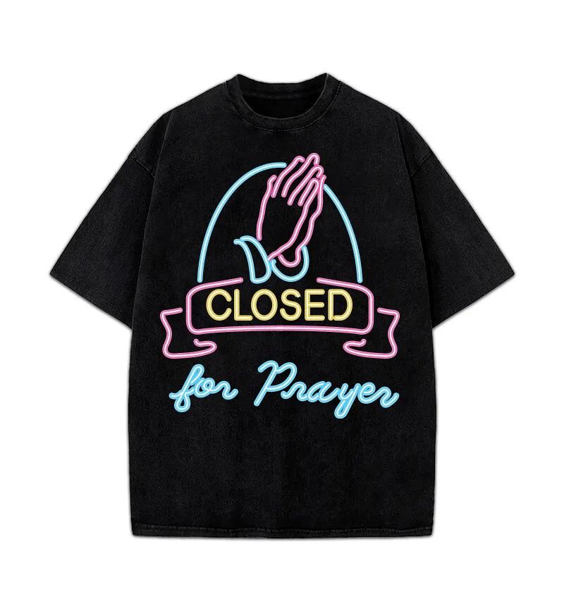 

Closed for Prayers Neon Sign Praying Hands Graphic Design Streetwear T-Shirt M