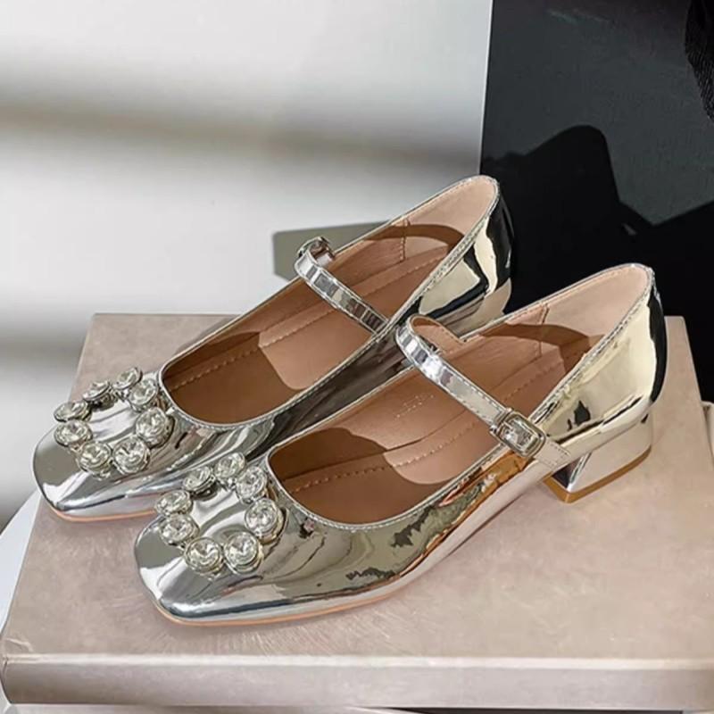 

Серебристые туфли Мэри Джейн Детские 2025 Универсальные Металлические Стразы Квадратная Пряжка Толстый Низкий Каблук Квадратный Носок Легкий Вырез Одинарные Туфли Весна и Лето 35 серебряный