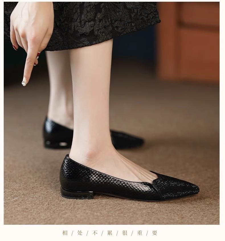 

2024 весна новые туфли-лодочки из мягкой кожи в стиле феи на низком каблуке женские с плоской подошвой и острым носком легкий толстый каблук модные со стразами 34 чёрный