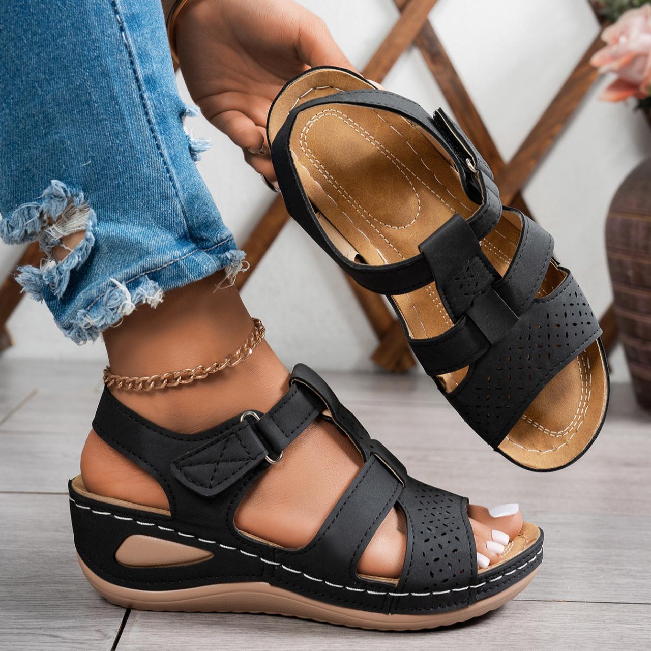 Летние новые сандалии с полыми деталями 2025 года женские сандалии на толстой подошве и танкетке модные сандалии 36 чёрный 1519₽